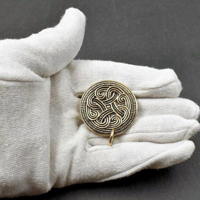 Gotland Fibel mit Ring -aus der Vendel Zeit von Belanas Schatzkiste auf Hand